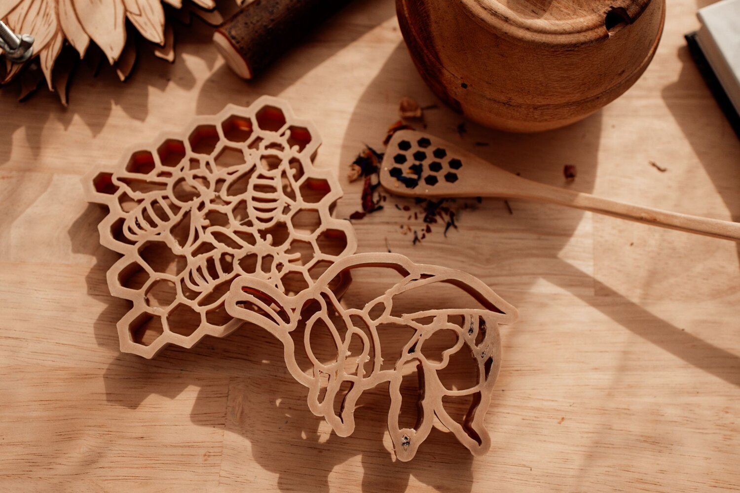 BEE + HONEY COMB ECO CUTTER SET by KINFOLK PANTRY - The Playful Collective