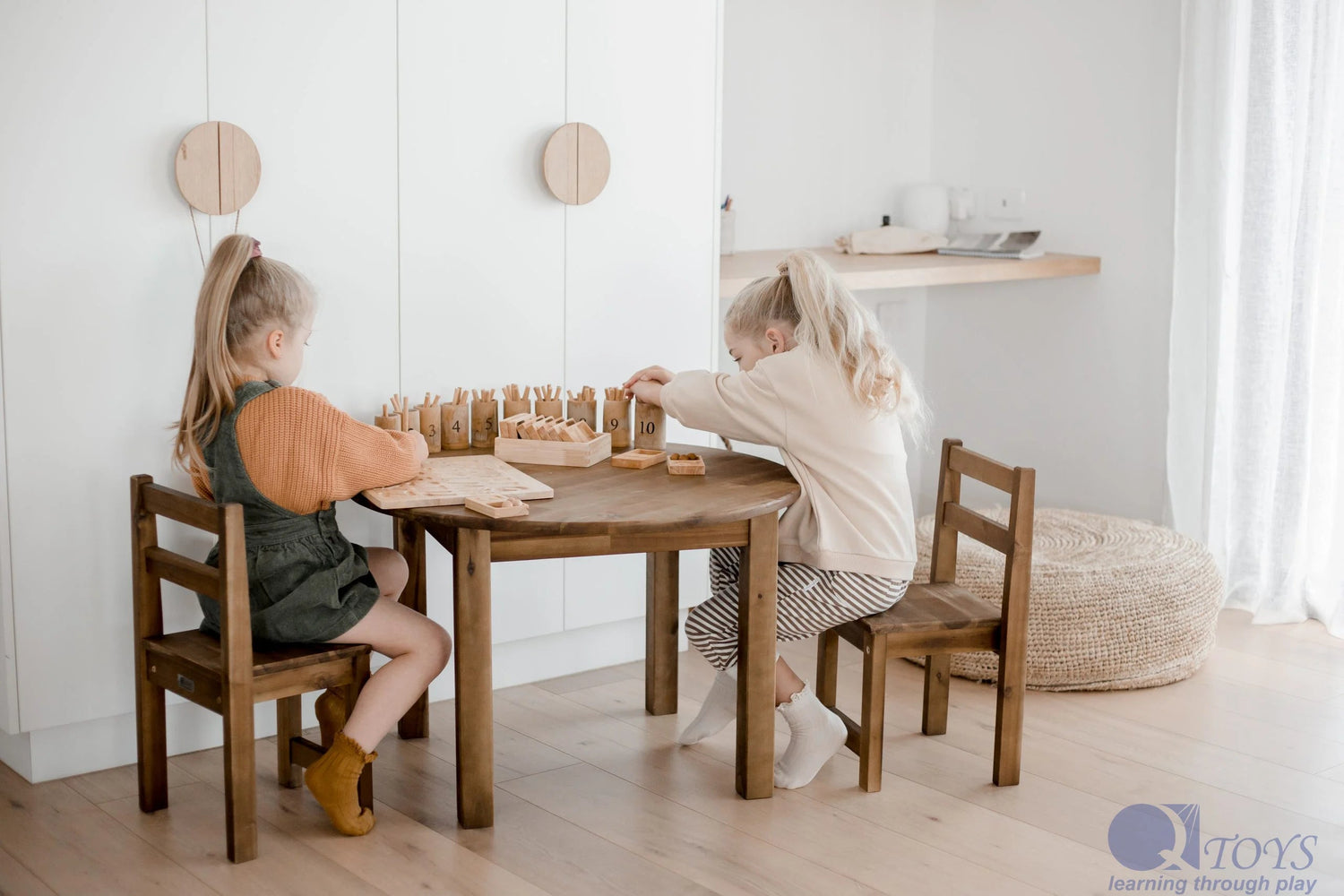 QTOYS | ACACIA (HARDWOOD) LARGE ROUND TABLE WITH 2 STANDARD CHAIRS by QTOYS - The Playful Collective