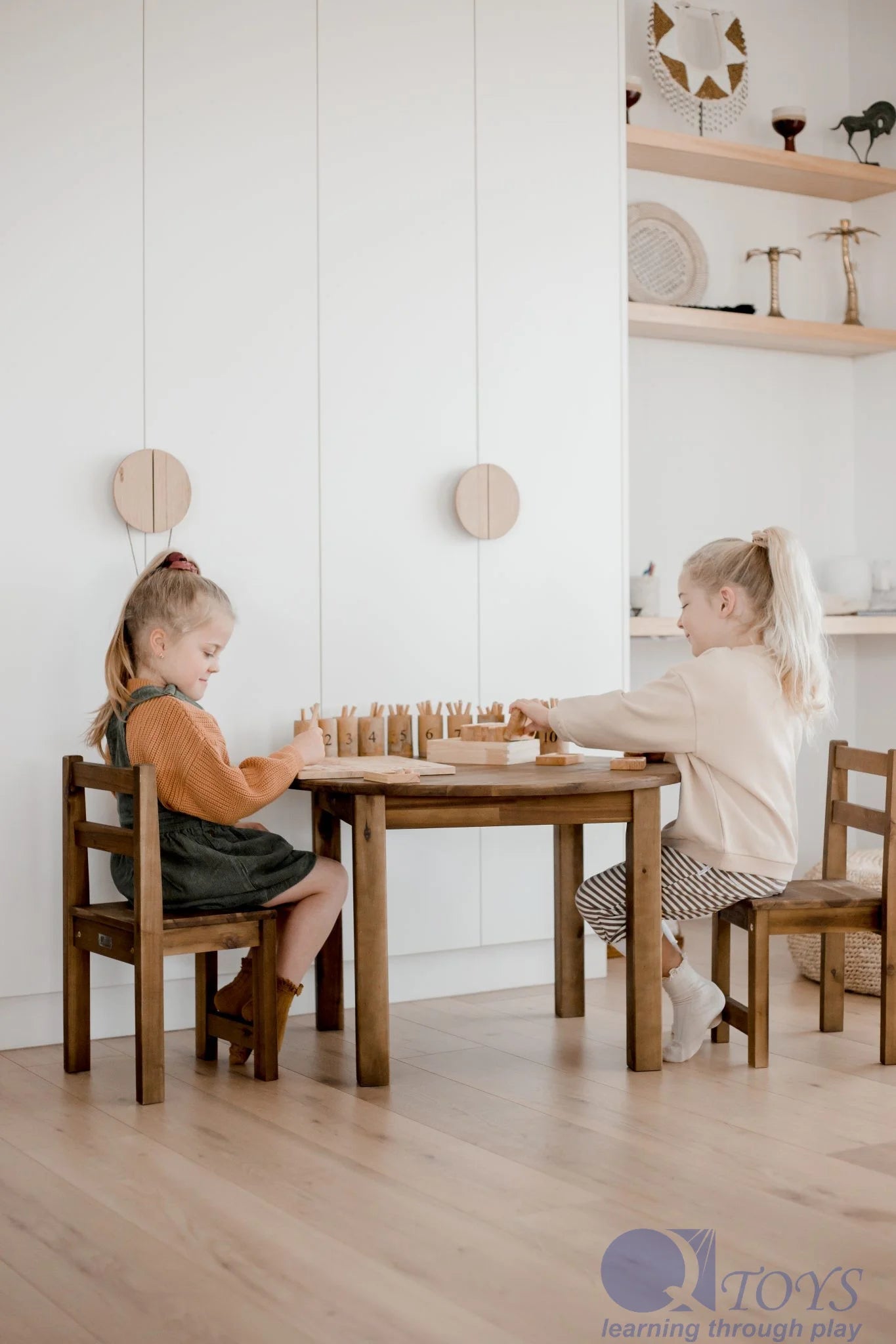 QTOYS | ACACIA (HARDWOOD) LARGE ROUND TABLE WITH 2 STANDARD CHAIRS by QTOYS - The Playful Collective