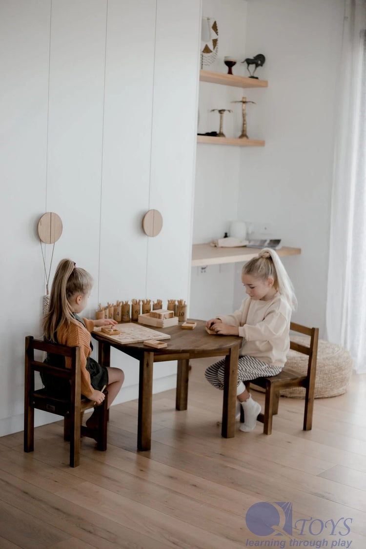 QTOYS | ACACIA (HARDWOOD) LARGE ROUND TABLE WITH 2 STANDARD CHAIRS by QTOYS - The Playful Collective