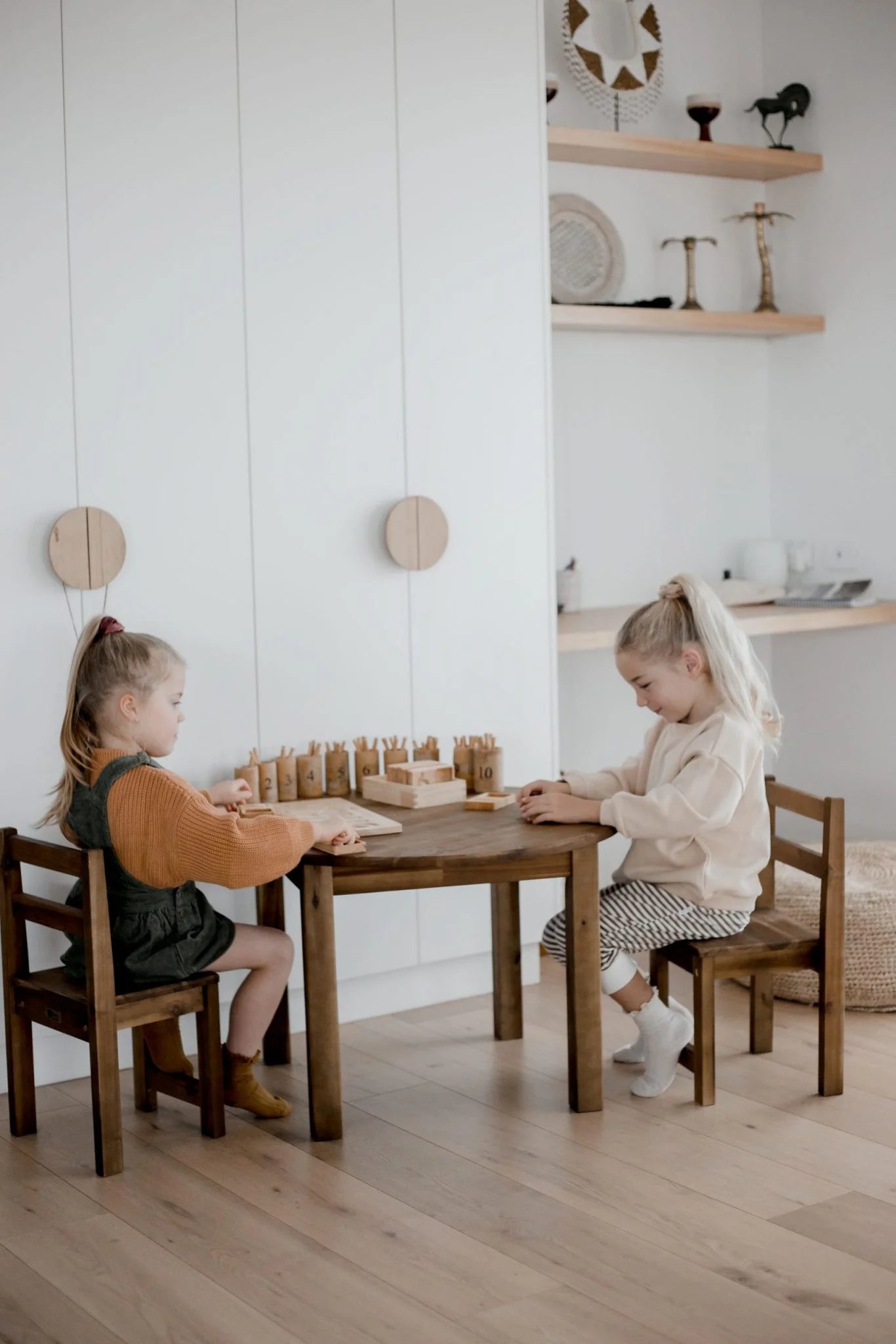 QTOYS | ACACIA (HARDWOOD) LARGE ROUND TABLE WITH 2 STANDARD CHAIRS by QTOYS - The Playful Collective