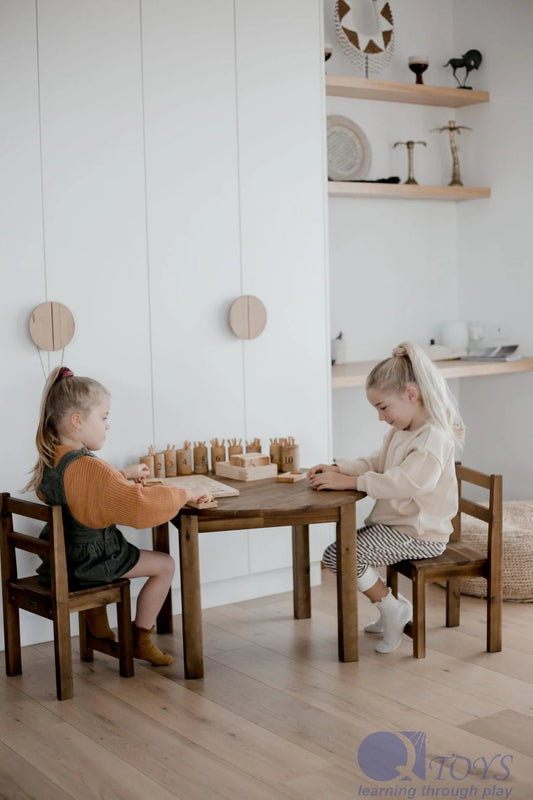 QTOYS | ACACIA (HARDWOOD) MEDIUM ROUND TABLE WITH 2 STANDARD CHAIRS by QTOYS - The Playful Collective