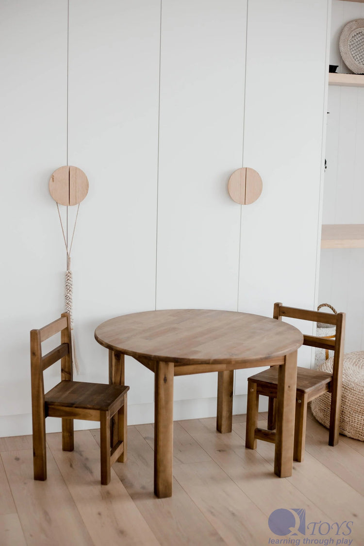 QTOYS | ACACIA (HARDWOOD) MEDIUM ROUND TABLE WITH 2 STANDARD CHAIRS by QTOYS - The Playful Collective