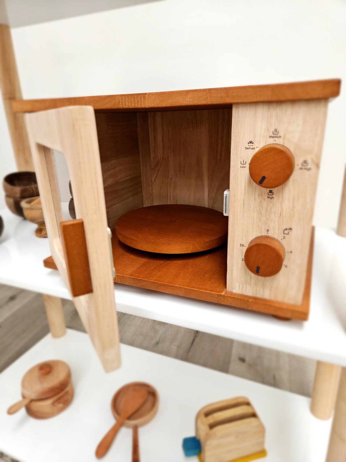 QTOYS | WOODEN MICROWAVE OVEN by QTOYS - The Playful Collective